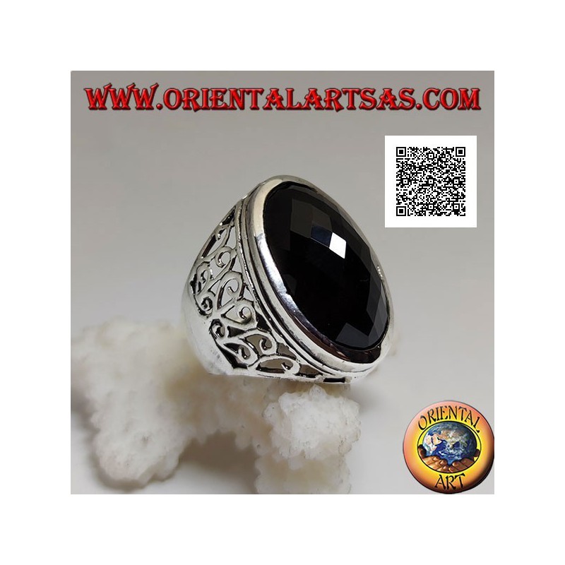 Bague en argent avec grand onyx ovale facetté et décor ajouré ondulé sur les côtés