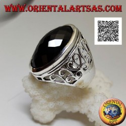 Bague en argent avec grand onyx ovale facetté et décor ajouré ondulé sur les côtés