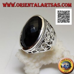 Anillo de plata con gran ónix facetado ovalado y decoración calada ondulada en los laterales