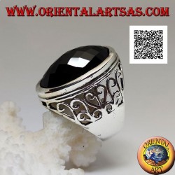 Bague en argent avec grand onyx ovale facetté et décor ajouré ondulé sur les côtés