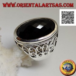 Anillo de plata con gran ónix facetado ovalado y decoración calada ondulada en los laterales