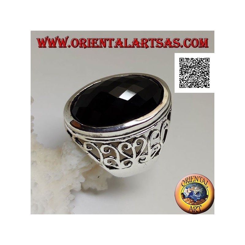 Bague en argent avec grand onyx ovale facetté et décor ajouré ondulé sur les côtés