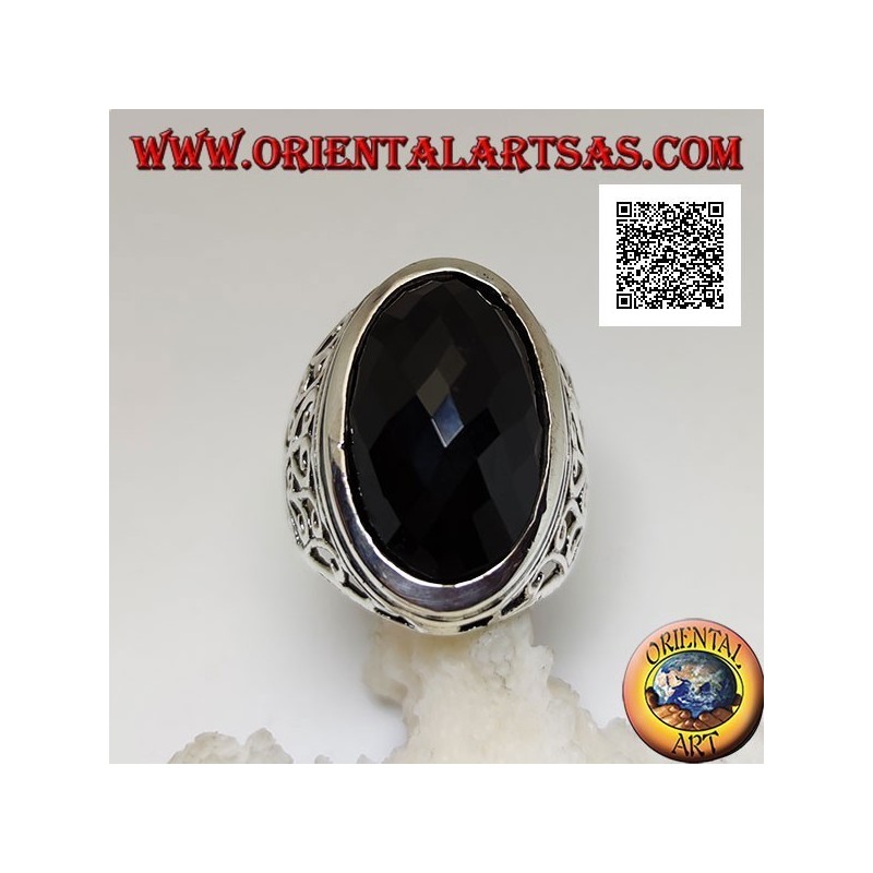Bague en argent avec grand onyx ovale facetté et décor ajouré ondulé sur les côtés
