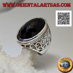 Anillo de plata con gran ónix facetado ovalado y decoración calada ondulada en los laterales
