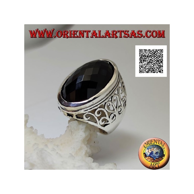 Anello in argento con onice ovale grande sfaccettata e decorazione ondeggiante traforata sui lati