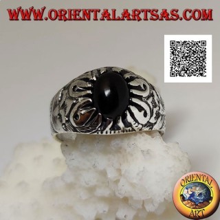 Anello in argento con onice ovale cabochon incastonata da artigli e decorazioni floreali in rilievo sui lati