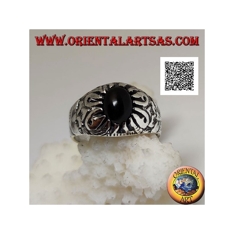 Anillo de plata con ónix cabujón ovalado engastado con garras y decoraciones florales en relieve en los laterales