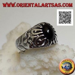 Anillo de plata con ónix cabujón ovalado engastado con garras y decoraciones florales en relieve en los laterales