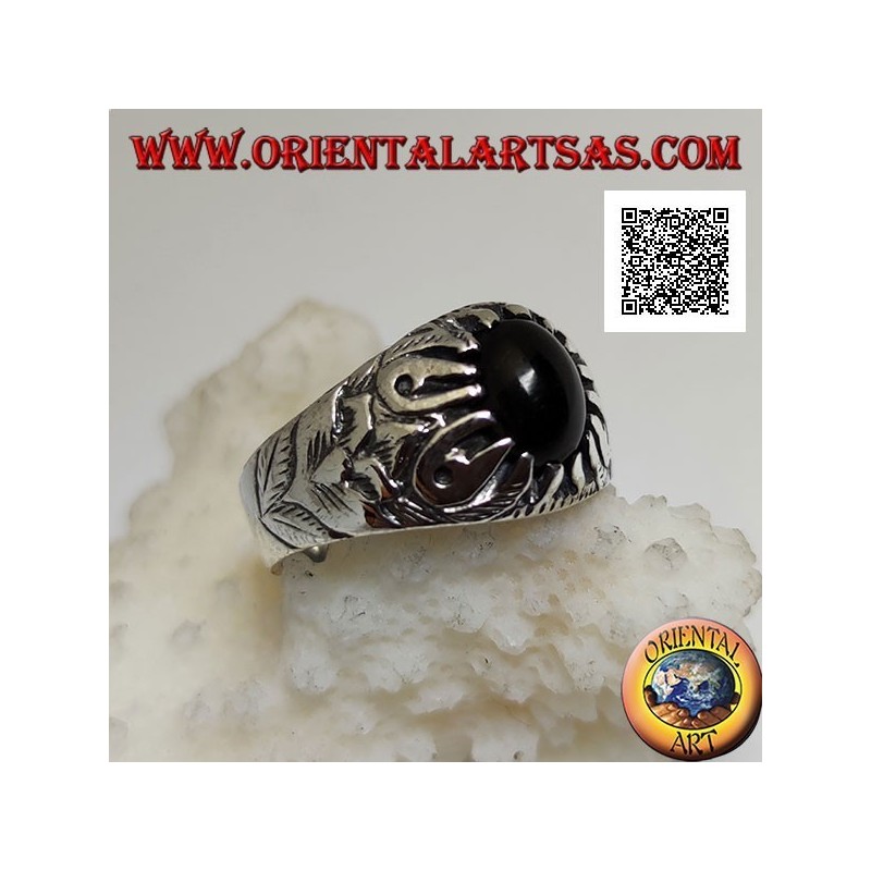 Anello in argento con onice ovale cabochon incastonata da artigli e decorazioni floreali in rilievo sui lati