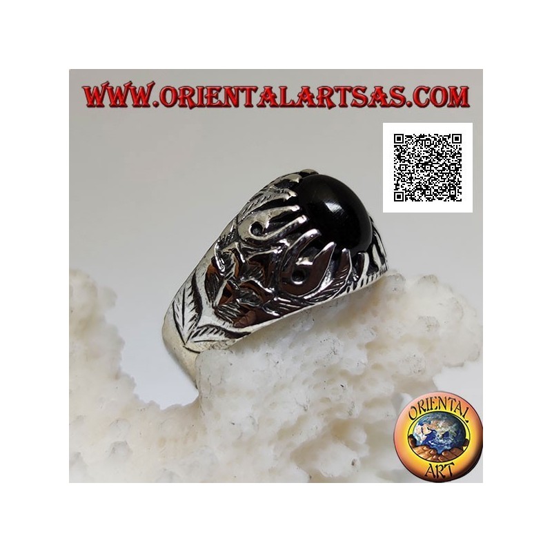 Silberring mit ovalem Cabochon-Onyx, besetzt mit Krallen und geprägten Blumendekorationen an den Seiten