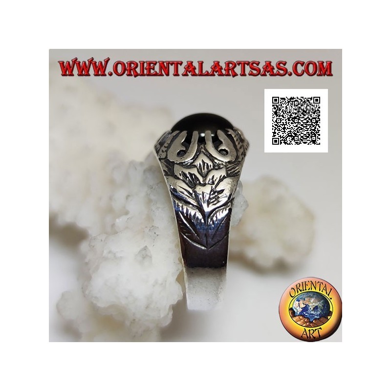 Silberring mit ovalem Cabochon-Onyx, besetzt mit Krallen und geprägten Blumendekorationen an den Seiten