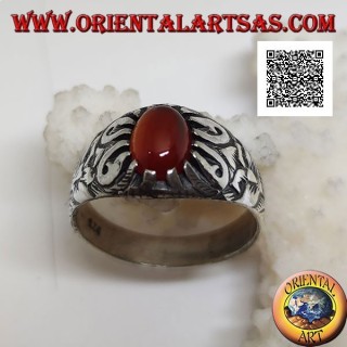 Anillo de plata con cornalina ovalada cabujón engastado con garras y adornos florales en relieve en los laterales