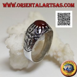 Bague en argent avec cornaline cabochon ovale sertie de griffes et décorations florales en relief sur les côtés