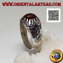 Anillo de plata con cornalina ovalada cabujón engastado con garras y adornos florales en relieve en los laterales