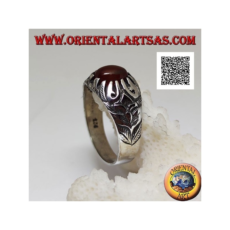 Anello in argento con corniola ovale cabochon incastonata da artigli e decorazioni floreali in rilievo sui lati