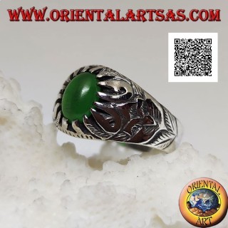 Anillo de plata con cabujón de ágata verde ovalada engastado con garras y decoraciones florales en relieve en los laterales
