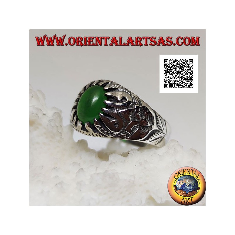 Anillo de plata con cabujón de ágata verde ovalada engastado con garras y decoraciones florales en relieve en los laterales