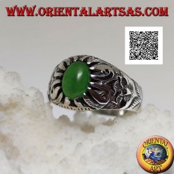Anillo de plata con cabujón de ágata verde ovalada engastado con garras y decoraciones florales en relieve en los laterales