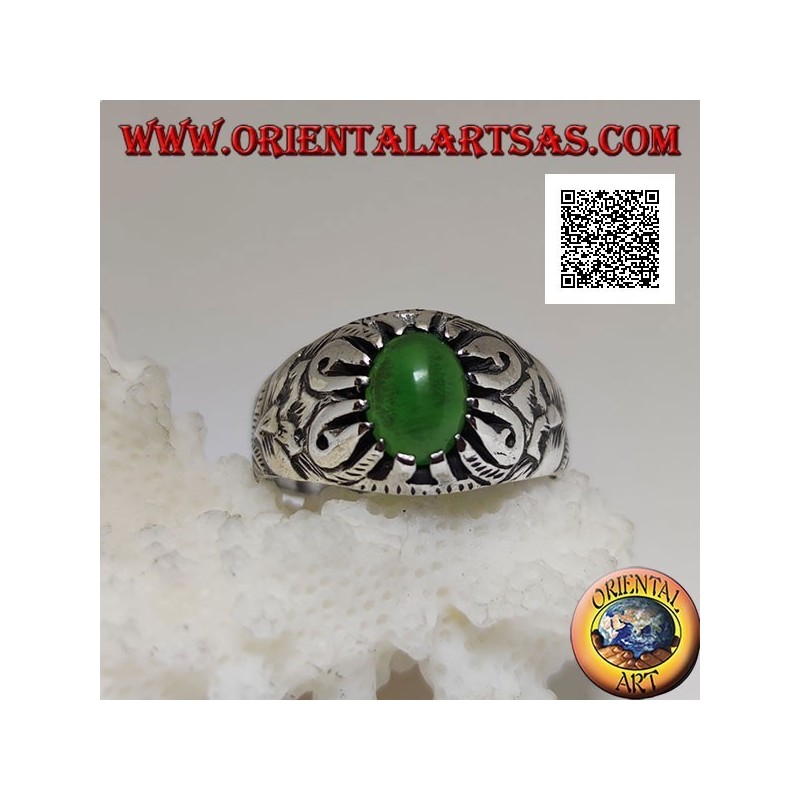 Bague en argent avec agate verte ovale cabochon sertie de griffes et décorations florales en relief sur les côtés