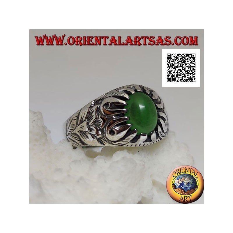 Anello in argento con agata verde ovale cabochon incastonata da artigli e decorazioni floreali in rilievo sui lati