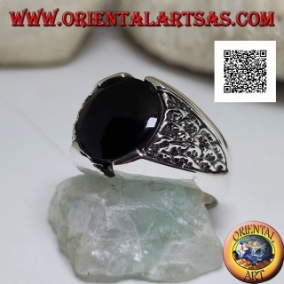 Silberring mit rundem Onyx und Motiv im Dreieck im Basrelief an den Seiten