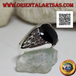Silberring mit rundem Onyx und Motiv im Dreieck im Basrelief an den Seiten