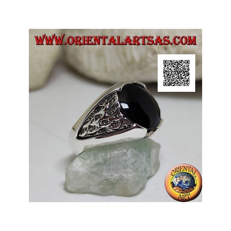 Silver ring with round onyx and motif in the triangle in bas-relief on the sides