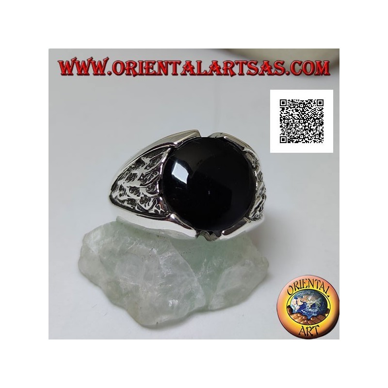 Anello in argento con onice tonda e motivo nel triangolo in bassorilievo sui lati