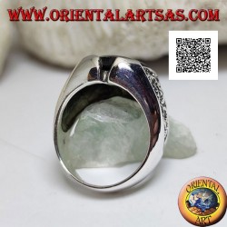 Anillo de plata con ónix redondo y motivo en el triángulo en bajorrelieve en los lados