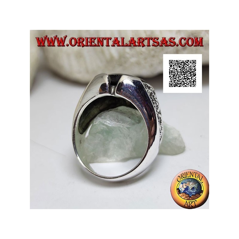 Anello in argento con onice tonda e motivo nel triangolo in bassorilievo sui lati