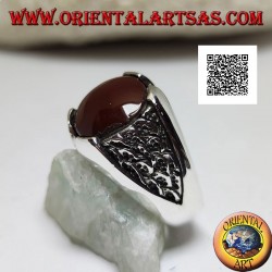 Bague en argent avec cornaline ronde et motif dans le triangle en bas-relief sur les côtés