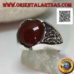 Bague en argent avec cornaline ronde et motif dans le triangle en bas-relief sur les côtés