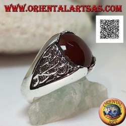 Bague en argent avec cornaline ronde et motif dans le triangle en bas-relief sur les côtés