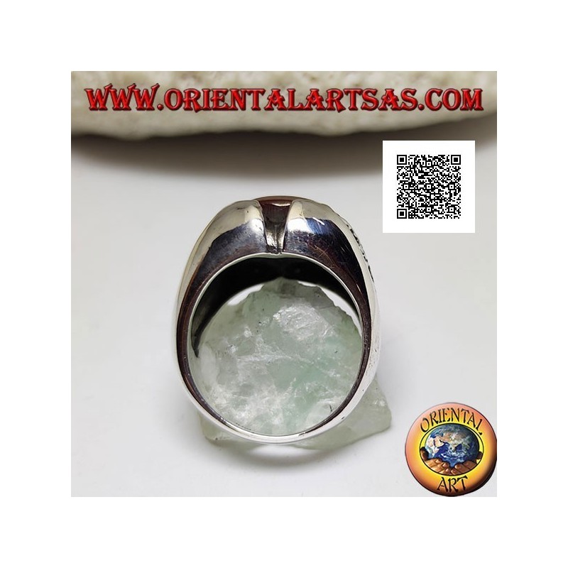 Anillo de plata con cornalina redonda y motivo en el triángulo en bajorrelieve en los lados