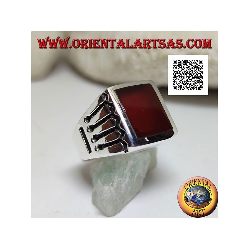 Bague en argent avec cornaline rectangulaire et 4 lignes horizontales et 1 verticales gravées sur les côtés