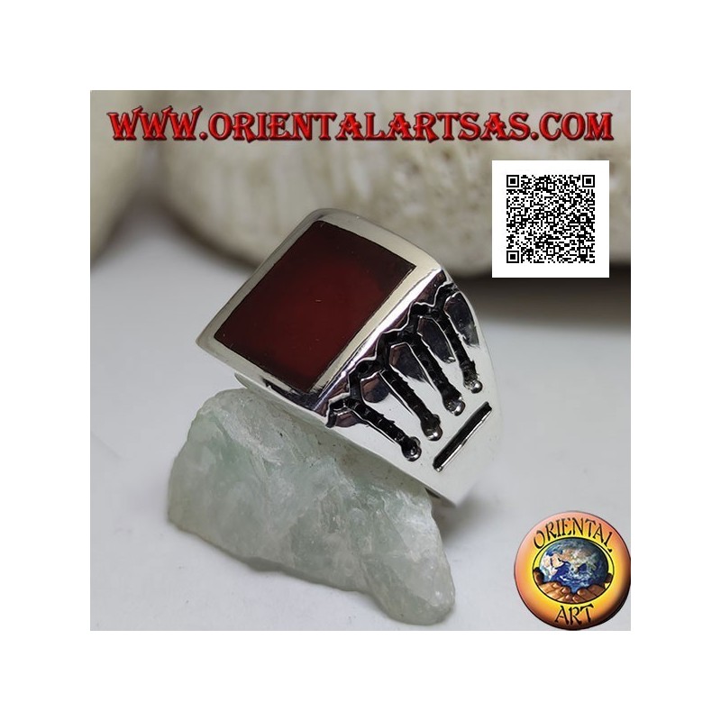 Bague en argent avec cornaline rectangulaire et 4 lignes horizontales et 1 verticales gravées sur les côtés