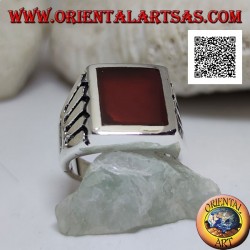 Anillo de plata con cornalina rectangular y 4 líneas horizontales y 1 vertical grabadas en los laterales