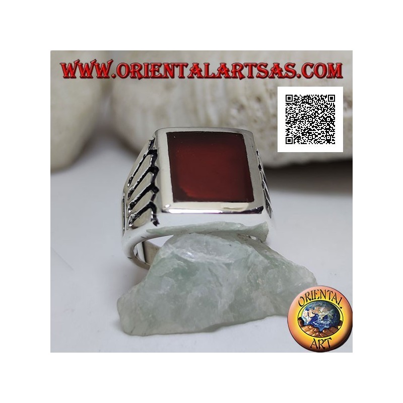 Anillo de plata con cornalina rectangular y 4 líneas horizontales y 1 vertical grabadas en los laterales