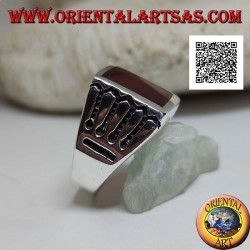 Bague en argent avec cornaline rectangulaire et 4 lignes horizontales et 1 verticales gravées sur les côtés