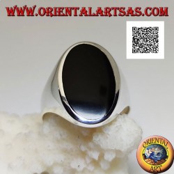 Anillo de plata con ónix ovalado alargado al ras del borde sobre un marco liso