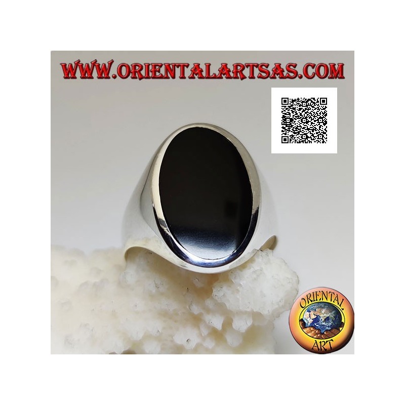 Silberring mit ovalem Onyx, länglich bündig mit der Kante auf einem glatten Rahmen