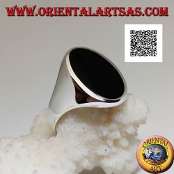 Anillo de plata con ónix ovalado alargado al ras del borde sobre un marco liso