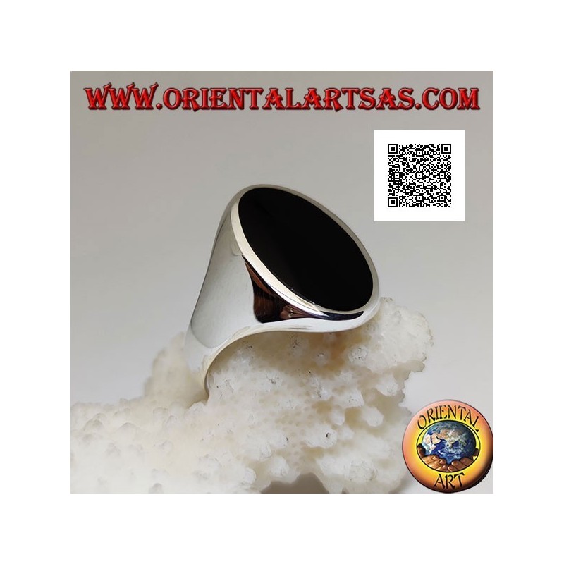 Silberring mit ovalem Onyx, länglich bündig mit der Kante auf einem glatten Rahmen
