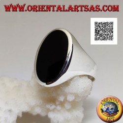 Silberring mit ovalem Onyx, länglich bündig mit der Kante auf einem glatten Rahmen
