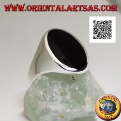 Bague en argent avec onyx ovale allongé au ras du bord sur une monture lisse