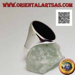 Anillo de plata con ónix ovalado alargado al ras del borde sobre un marco liso