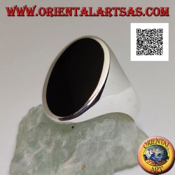 Anillo de plata con ónix ovalado alargado al ras del borde sobre un marco liso