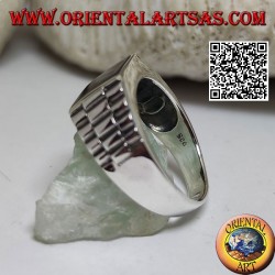 Bague en argent avec onyx carré et maillon d'horloge sur les côtés