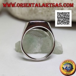 Anillo de plata con turquesa rectangular biselada engastada al ras con el borde sobre un marco liso