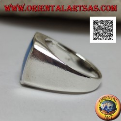 Bague en argent avec turquoise rectangulaire biseautée sertie au ras du bord sur une monture lisse